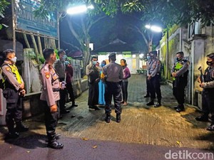 Anak Ini Acungkan Samurai Tolak Ibunya Dimakamkan dengan Protokol COVID-19