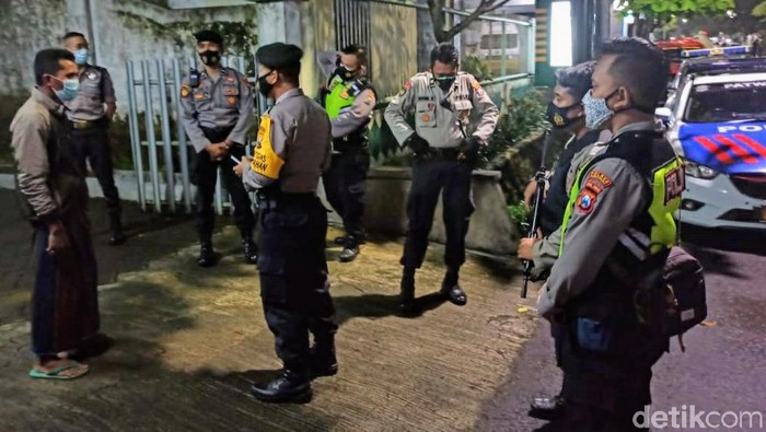 Seorang anak di Bondowoso menolak jenazah ibunya dimakamkan dengan protokol COVID-19. Ia mengancam akan membakar mobil polisi sambil mengacungkan samurai.