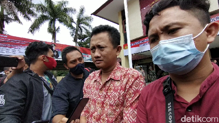 Anak korban pembunuhan empat orang sekeluarga di Rembang datangi Polres Rembang, Kamis (11/2/2021)