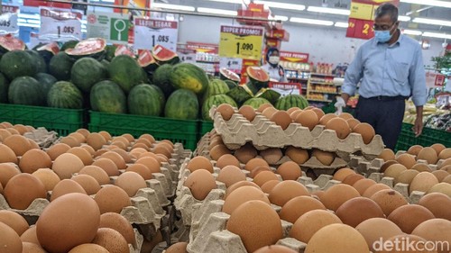 Pembeli berbelanja kebutuhan pokok di salah satu pasar ritel modern di Tangerang Selatan, Kamis (11/2/2021). Dalam Survei Pemantauan Harga (SPH) pekan pertama, Bank Indonesia (BI) memperkirakan inflasi Februari 2021 sebesar 0,01% secara bulanan (month-to-month/MtM). Dengan perkembangan tersebut, perkiraan secara tahun kalender sebesar 0,25% dan secara tahunan (year-on-year/YoY) 1,26%. Para analis menyatakan trend inflasi yang melambat di bulan Februari tersebut mendorong ancaman deflasi atau daya beli rendah.