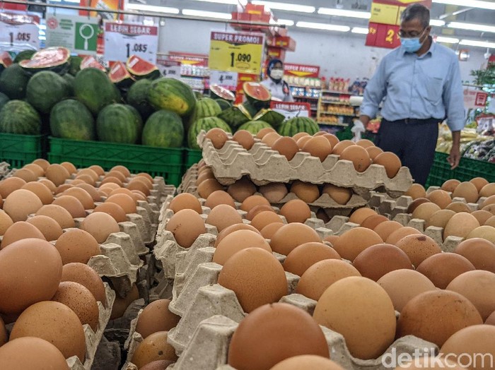 Pembeli berbelanja kebutuhan pokok di salah satu pasar ritel modern di Tangerang Selatan, Kamis (11/2/2021). Dalam Survei Pemantauan Harga (SPH) pekan pertama, Bank Indonesia (BI) memperkirakan inflasi Februari 2021 sebesar 0,01% secara bulanan (month-to-month/MtM). Dengan perkembangan tersebut, perkiraan secara tahun kalender sebesar 0,25% dan secara tahunan (year-on-year/YoY) 1,26%. Para analis menyatakan trend inflasi yang melambat di bulan Februari tersebut mendorong ancaman deflasi atau daya beli rendah.