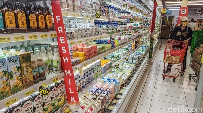 Pembeli berbelanja kebutuhan pokok di salah satu pasar ritel modern di Tangerang Selatan, Kamis (11/2/2021). Dalam Survei Pemantauan Harga (SPH) pekan pertama, Bank Indonesia (BI) memperkirakan inflasi Februari 2021 sebesar 0,01% secara bulanan (month-to-month/MtM). Dengan perkembangan tersebut, perkiraan secara tahun kalender sebesar 0,25% dan secara tahunan (year-on-year/YoY) 1,26%. Para analis menyatakan trend inflasi yang melambat di bulan Februari tersebut mendorong ancaman deflasi atau daya beli rendah.