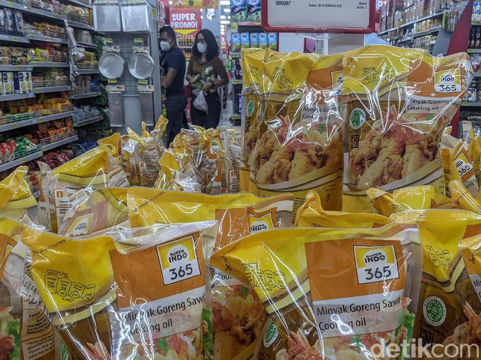 Pembeli berbelanja kebutuhan pokok di salah satu pasar ritel modern di Tangerang Selatan, Kamis (11/2/2021). Dalam Survei Pemantauan Harga (SPH) pekan pertama, Bank Indonesia (BI) memperkirakan inflasi Februari 2021 sebesar 0,01% secara bulanan (month-to-month/MtM). Dengan perkembangan tersebut, perkiraan secara tahun kalender sebesar 0,25% dan secara tahunan (year-on-year/YoY) 1,26%. Para analis menyatakan trend inflasi yang melambat di bulan Februari tersebut mendorong ancaman deflasi atau daya beli rendah.