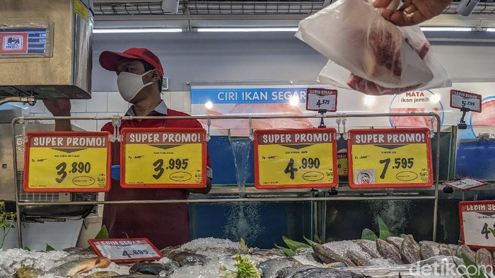 Pembeli berbelanja kebutuhan pokok di salah satu pasar ritel modern di Tangerang Selatan, Kamis (11/2/2021). Dalam Survei Pemantauan Harga (SPH) pekan pertama, Bank Indonesia (BI) memperkirakan inflasi Februari 2021 sebesar 0,01% secara bulanan (month-to-month/MtM). Dengan perkembangan tersebut, perkiraan secara tahun kalender sebesar 0,25% dan secara tahunan (year-on-year/YoY) 1,26%. Para analis menyatakan trend inflasi yang melambat di bulan Februari tersebut mendorong ancaman deflasi atau daya beli rendah.