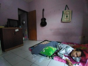 Lumpuh hingga Punggung Bolong, Anggi Diduga Alami Tumor Leher