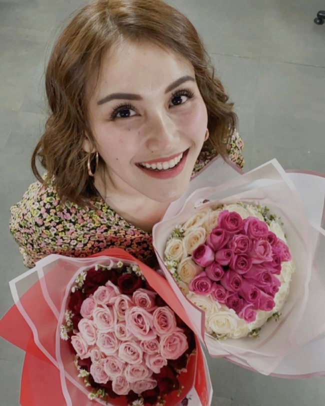 Setelah mengakui bahwa dia membatalkan pernikahannya dengan Adit Jayusman, Ayu Ting Ting kini tampil lebih cantik. Pedangdut 28 tahun itu memotong rambut panjangnya menjadi bob.  Foto: Instagram @ayutingting92