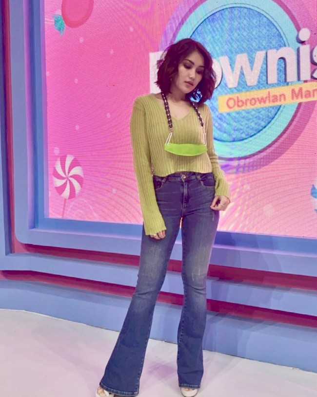 Apakah penampilan Ayu tersebut dalam rangka buang sial setelah putus cinta dan gagal menikah? Seperti diketahui bahwa orang biasanya melakukan potong rambut. Namun Ivan Gunawan membantah isu buang sial tersebut.  Foto: Instagram @ayutingting92