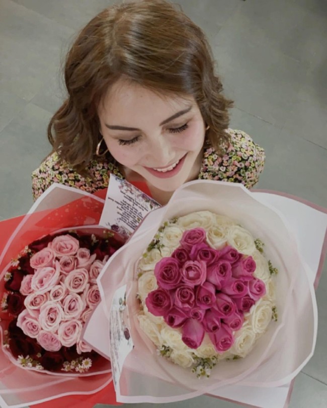 Meski begitu, Ayu Ting Ting mengatakan bahwa dia tidak membayar seharga itu. Ayu menjelaskan bahwa dia di-endorse. Foto: Instagram @ayutingting92