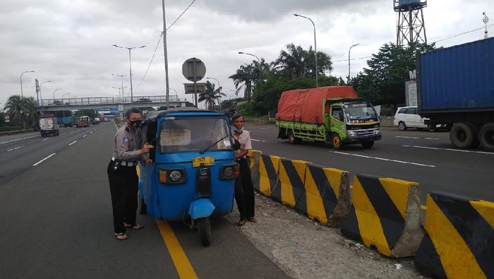 Bajaj masuk Tol Cakung, Jakarta Timur ditilang polisi