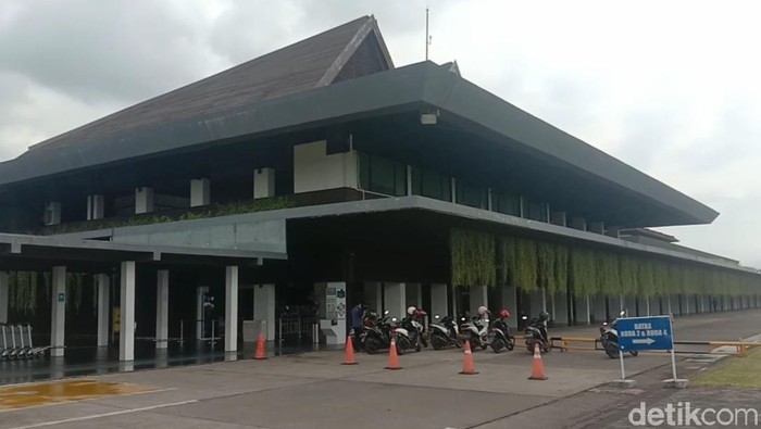 Bandara Banyuwangi sudah 5 hari ditutup akibat abu vulkanik dari Gunung Raung. Total ada 29 penerbangan yang dibatalkan.