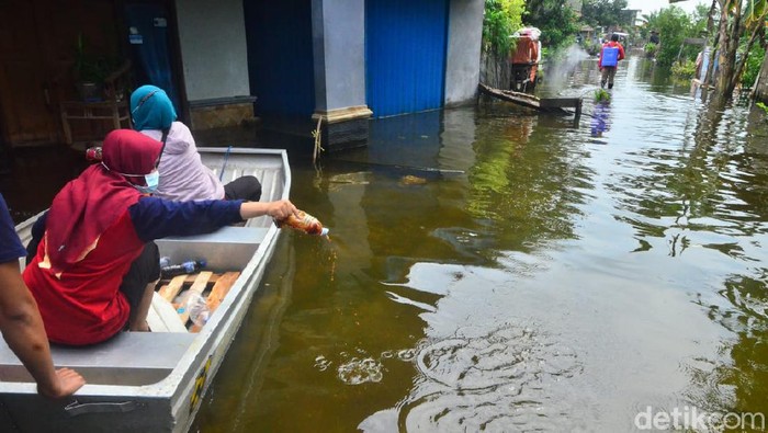 Banjir berwarna hitam dan berbau busuk di Kudus.
