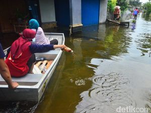 Banjir Berwarna Hitam dan Berbau Busuk di Kudus Disemprot Eco Enzyme