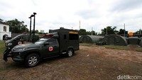 Mobil Ambulance TNI AD terparkir di depan rumah sakit darurat TNI AD di dalam Benteng Vasternberg, Solo, Jawa Tengah, Kamis (11/2/2021).  