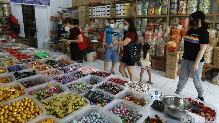 Berburu Kebutuhan Imlek, Warga Serbu Pancoran Glodok Perayaan Imlek tinggal sehari lagi. Warga keturunan Tionghoa pun mulai berburu kebutuhan Imlek di kawasan Pancoran, Glodok, Jakarta, Kamis (11/2/2021).