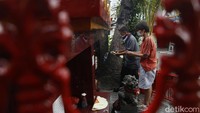 Mereka juga menyalakan dupa di sekitar rumah.