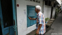 Sebagian warga melakukan aksi bersih-bersih dengan cara mengecat ulang dinding rumah.