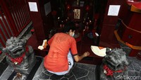 Ada juga warga yang melakukan aksi bersih-bersih di vihara kecil di kawasan Glodok.