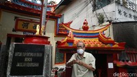 Warga etnis Tionghoa juga berdoa menyambut Imlek di vihara kecil yang berada di jalan Kemenangan, Glodok, Jakarta Barat.