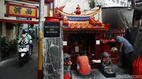 Warga etnis Tionghoa di kawasan Glodok, Jakarta Barat, melakukan kegiatan bersih-bersih jelang perayaan Imlek.