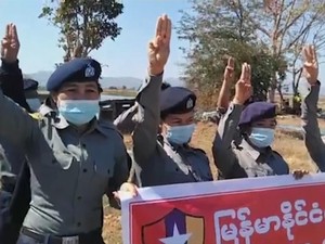 Beredar Video Polisi di Myanmar Ikut Unjuk Rasa Anti-Kudeta