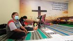 Bikin Adem, Seorang Perempuan Khusyuk Salat di Gereja Kudus