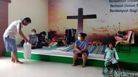 Gereja itu telah menjadi tempat pengungsian sejak 31 Januari 2021 lalu. Saat ini ada 41 jiwa sedang mengungsi di gereja tersebut. Dian Utoro Aji/detikcom.