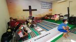 Bikin Adem, Seorang Perempuan Khusyuk Salat di Gereja Kudus