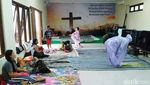 Bikin Adem, Seorang Perempuan Khusyuk Salat di Gereja Kudus