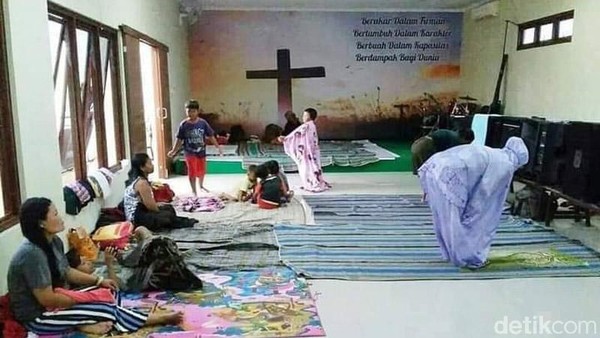 Bikin Adem, Seorang Perempuan Khusyuk Salat di Gereja Kudus