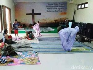 Bikin Adem, Seorang Perempuan Khusyuk Salat di Gereja Kudus
