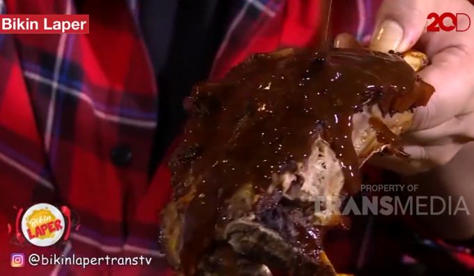 Bikin Laper! Dimas Beck Menikmati Iga Bakar  Jumbo yang Empuk Juicy