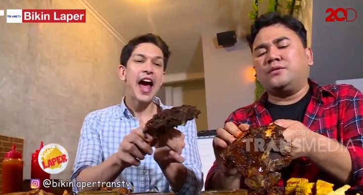 Bikin Laper! Dimas Beck Menikmati Iga Bakar  Jumbo yang Empuk Juicy