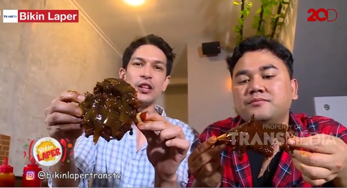 Bikin Laper! Dimas Beck Menikmati Iga Bakar  Jumbo yang Empuk Juicy