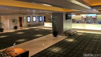 Misalnya saja di XXI Taman Anggrek. Pengunjung yang berlalu-lalang di lobby bioskop pada pukul 13.00 WIB siang tadi hanya sekitar 5 orang.