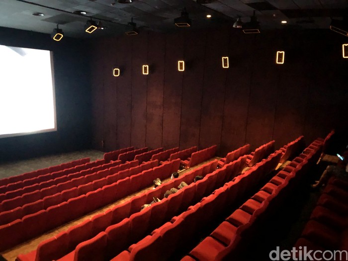 Sejumlah bioskop di Jakarta tetap buka bahkan dengan kelonggaran operasional dan kapasitas maksimal 50% dari sebelumnya hanya 25%. Nyatanya, masih sepi.