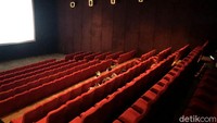 Bahkan, di dalam teater yang menayangkan film fiksi/ilmiah Hollywood, hanya terisi sekitar 5 orang penonton.