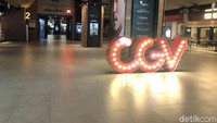 Tak jauh berbeda, suasana di bioskop CGV Grand Indonesia juga sama. Area bioskop yang sangat luas, serta pengunjung yang sangat sedikit membuat suasana CGV Grand Indonesia sangat lengang.