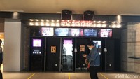 Baik di XXI Taman Anggrek maupun CGV Grand Indonesia, mekanisme pembayaran yang diterima baik untuk membeli tiket atau makanan/minuman hanyalah non tunai.