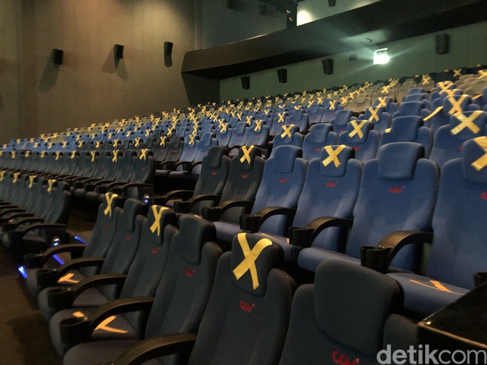 Sejumlah bioskop di Jakarta tetap buka bahkan dengan kelonggaran operasional dan kapasitas maksimal 50% dari sebelumnya hanya 25%. Nyatanya, masih sepi.