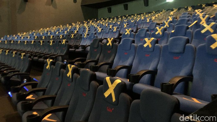 Sejumlah bioskop di Jakarta tetap buka bahkan dengan kelonggaran operasional dan kapasitas maksimal 50% dari sebelumnya hanya 25%. Nyatanya, masih sepi.