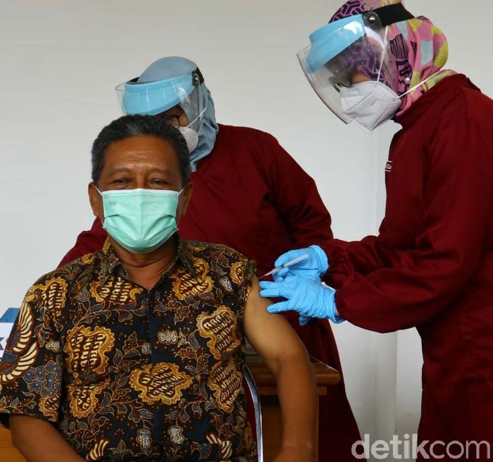 Bupati Jadi Lansia Pertama di Pacitan Divaksin COVID-19