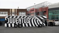 Bus Juventus dengan motif zebra terlihat di luar Stadion Old Trafford pada Oktober 2018 lalu. Michael Regan / Getty Images