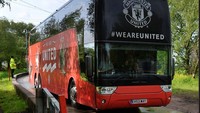 Manchester United  dengan julukan setan merah menggunakan bus dari produsen Van Hool seri TDX27 Astromega yang diproduksi di Belgia. Bus tersebut memiliki dua tingkat. express.co.uk