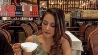 Artis berusia 22 tahun ini sering mengabadikan momennya saat tengah berada di kafe. Seperti gaya cantiknya saat ngeteh ini. Foto: Instagram @gabriellalarasati