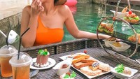 Begini keseruan Gabriella saat ngeteh dan ngemil cantik di kolam renang. Menu makanannya juga beragam ada dessert cokelat sampai roti. Foto: Instagram @gabriellalarasati