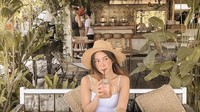 Mampir ke salah satu kafe dengan konsep natural yang alami, Gabriella berhasil bikin penggemarnya gemas. Foto: Instagram @gabriellalarasati