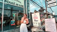 Ngemil kue saat sedang jalan-jalan santai, Gabriella tetap tampil modis dan cantik nih. Foto: Instagram @gabriellalarasati