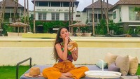 Terakhir ini pose santai Gabriella saat tengah menikmati es kelapa segar langsung dari buahnya. Foto: Instagram @gabriellalarasati