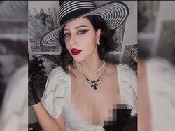10 Cosplay Vampir Seksi Lady Dimitrescu dari Resident Evil Village