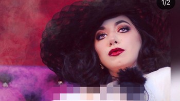 Aubrey Akari juga ikutan tampil ala tokoh antagonis game Resident Evil Village, lengkap dengan kuku cakarnya! Foto: Aubrey Akari